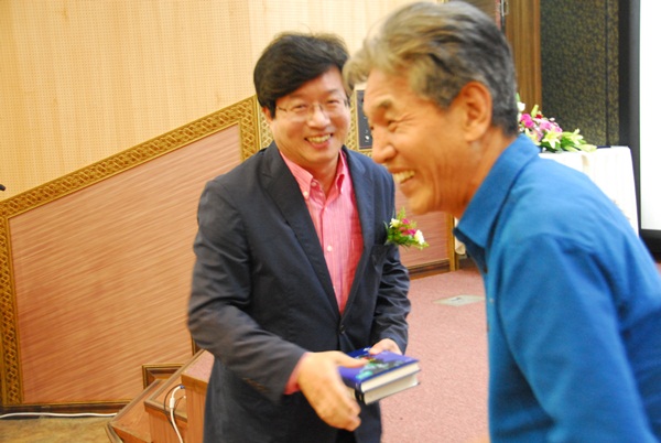 박범신 작가가 염태영 수원시장에게 공직자에게 전해주라며 두 권의 책을 전해주었다
