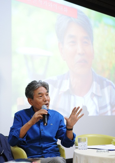 20일 오후 선경도서관에서 열린 수원독서문화축제 북콘서트에서 이야기를 하고 있는 박범신 작가 