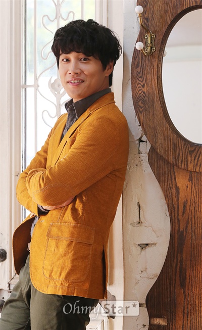  영화 <슬로우 비디오>에서 여장부 역의 배우 차태현이 19일 오후 서울 팔판동의 한 카페에서 오마이스타와의 인터뷰에 앞서 포즈를 취하고 있다. 