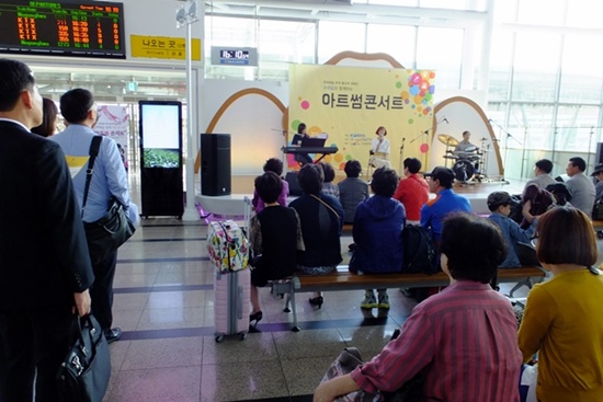 서서 보는 사람이 있을 정도로 인기있는 서울역 오픈 콘서트홀 공연.