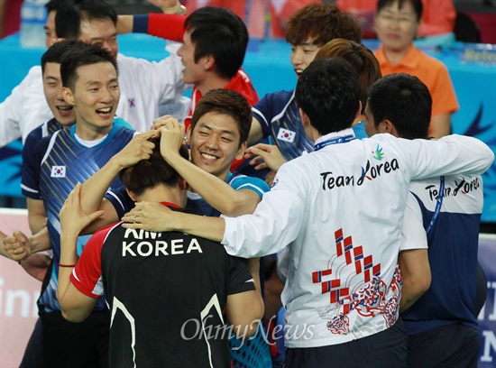 이용대 '금메달이다. 그동안 고생했어' 23일 오후 인천 계양체육관에서 열린 '2014 인천아시아경기대회' 배드민턴 단체전 결승 한국과 중국과의 경기에서 한국 대표팀이 3대 2로 승리를 거두며 금메달을 획득하자, 이용대를 비롯한 동료선수들이 기뻐하고 있다.