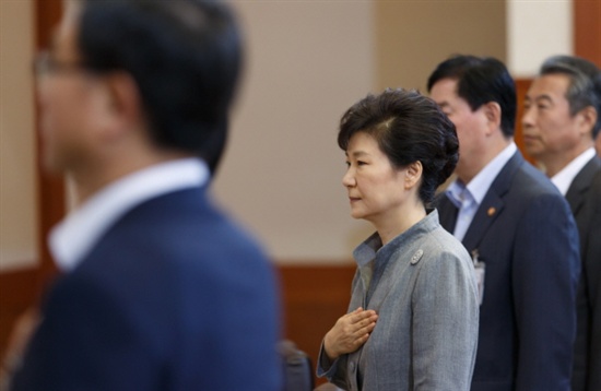 박근혜 대통령이 16일 오전 청와대에서 열린 제40회 국무회의에 참석하고 있다.