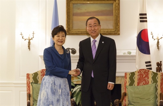 박근혜 대통령이 지난 9월 22일 오후(현지시간) 미국 뉴욕 유엔 사무총장 관저에서 반기문 유엔 사무총장과 기념촬영하고 있다.