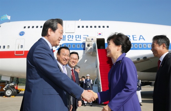박근혜 대통령이 지난 2014년 9월 20일 오후 캐나다 국빈 방문과 미국 뉴욕에서 열리는 유엔(UN)총회 참석을 위해 출국하는 박 대통령. TV조선은 최씨가 대통령이 순방 과정에 입을 옷을 직접 결정했다고 보도했다. 