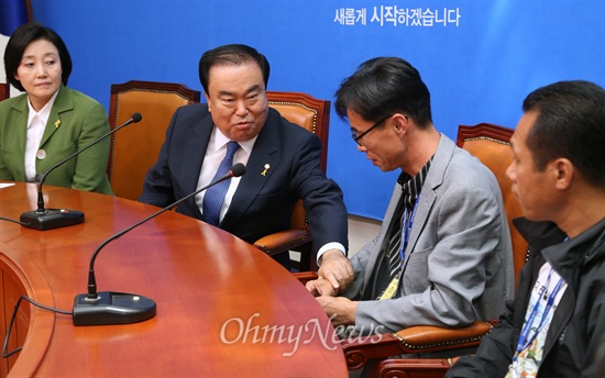 세월호 가족대책위 만난 문희상-박영선 새정치민주연합 문희상 비대위원장과 박영선 원내대표가 24일 오후 국회 대표실에서 세월호 가족대책위 전명선 위원장 등 대표단을 만나 면담하고 있다.