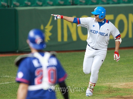 강정호 '홈런 봤지' 한국 야구 대표팀의 강정호가 24일 오후 인천 문학구장에서 열린 '2014 인천아시아경기대회' 야구 B조 예선 2차전 대만과의 경기에서 1회말 무사 2,3루 타석때 좌중간 3점 홈런을 친 뒤 그라운드를 돌고 있다.