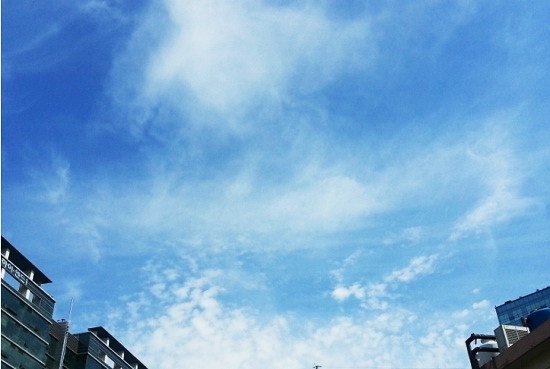 물감을 풀어놓은 듯한 서울 하늘 