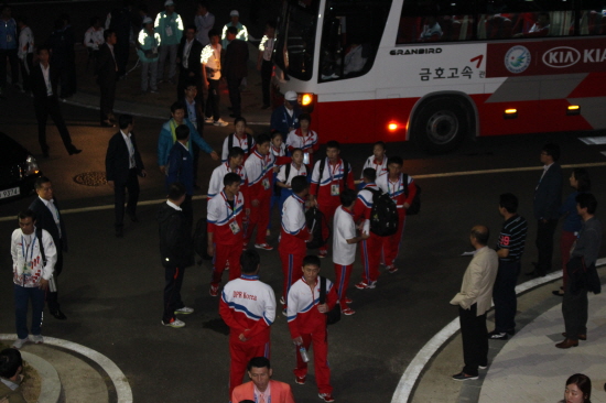  늦은 시각, 경기장을 나서자 북측 선수들이 선수촌으로 향하는 버스에 탑승하는 모습이 보였다. 
