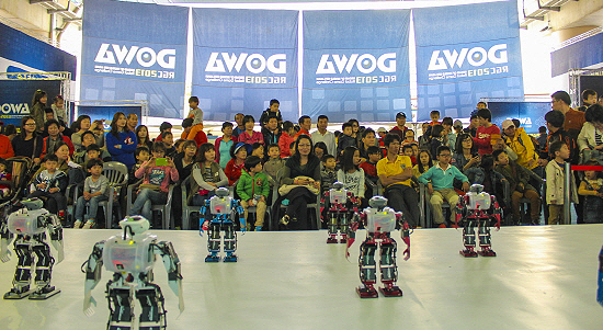 로봇들이 링 위에서 힘을 겨루고, 규칙에 맞춰 축구경기를 하고, 싸이의 강남스타일에 맞춰 춤추며는 로봇대잔치가 지중해마을에서 열린다. 