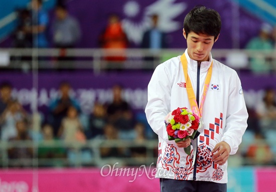 양학선, AG 2연패 실패 한국 양학선이 25일 오후 인천 남동체육관에서 열린 '2014 인천아시아경기대회' 기계체조 남자 도마 결승에서 은메달을 획득한 뒤 아쉬워하고 있다.
