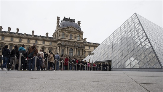 프랑스 루브르 박물관 관람을 위해 줄을 서고 있는 방문객들