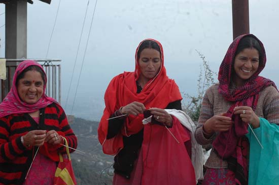 마을에서 만난 인도 여인들. 사진을 찍으면서도 뜨개질 하는 손을 놓지 않고 있다.