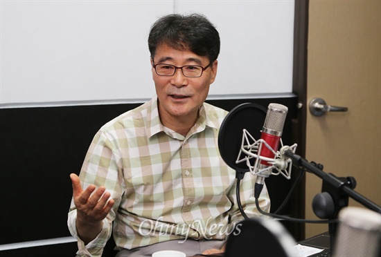 '한국 자본주의' 저자 장하성 고려대 교수가 팟캐스트 방송 <장윤선의 팟짱>에 출연하고 있다.