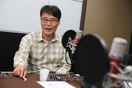 '한국 자본주의' 저자 장하성 고려대 교수가 팟캐스트 방송 <장윤선의 팟짱>에 출연하고 있다.