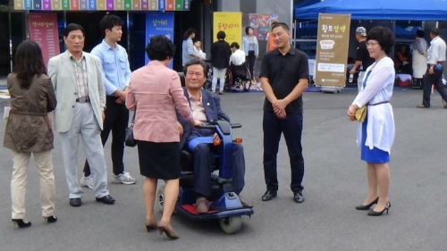 손님들을 맞이하는 김락환 한국교통장애인협회 중앙회장 전국장애인들의 복지와 처우개선을 위해 물심양면 노력해오고 있고, 본인 또한 교통사고로 인한 장애를 겪고 있어 장애인들의 애환을 잘 알고 있다.