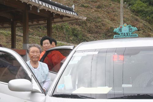 외딴 마을에 사는 할머니들이 택시를 불러 타고 있다. 전남 무안의 한 마을에서다.