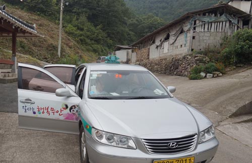 '100원 택시'는 농어촌버스가 들어오지 않거나, 들어오더라도 운행 횟수가 작아 교통이 불편한 외딴 마을을 대상으로 운행한다. 전남 무안의 한 외딴 마을에 택시가 들어온 모습이다.