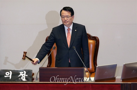 정의화 의장, 법안 처리 보류 "30일 다시 열겠다" 26일 여당 단독으로 개회된 국회 본회의에서 정의화 국회의장은 "이날 모든 법안처리를 보류하고 30일 야당이 참석한 자리에서 본회의를 다시 열겠다"고 밝혔다. 