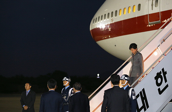 박근혜 대통령이 캐나다 국빈방문, 유엔총회 참석을 마치고 26일 오전 서울공항을 통해 귀국하고 있다.