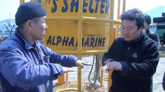  <다이빙 벨>의 한 장면, 이종인 알파잠수기술공사 대표와 이상호 기자