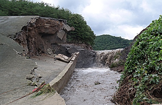 지난 8월 21일 오전 9시 40분 사고당시의 괴연지 둑 모습