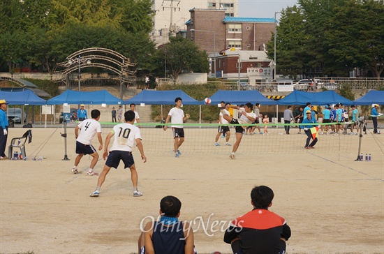 오마이뉴스 직장인족구대회에서 일반부 결승에 오른 '서울고덕'과 '청솔모터스'가 경기를 펼치고 있다. 