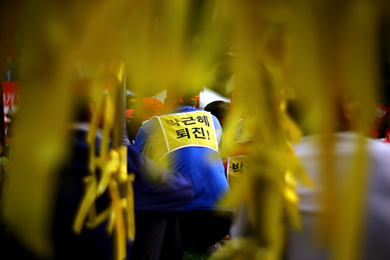 집회가 열리는 서울광장 주변에는 아직도 노란리본의 물결이 넘쳐나고, 그 눈물은 아직도 흐르고 있다.