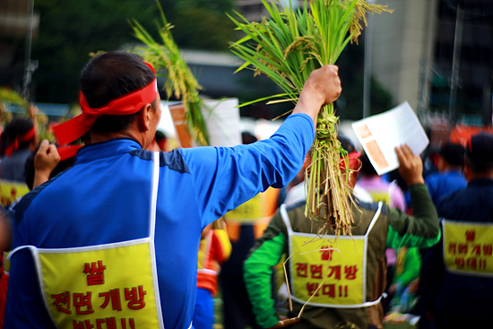 "쌀 전면개방 반대!" 구호를 외치는 참가자들