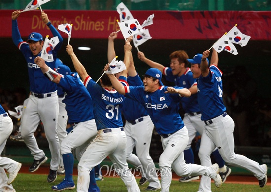 야구, 대만 꺾고 금메달…AG 2연패  한국 야구 대표팀이 28일 오후 인천 문학구장에서 열린 '2014 인천아시아경기대회' 야구 결승 대만과의 경기에서 6대 3으로 승리하며 금메달을 획득하자 손에 태극기를 들고 그라운드로 뛰어나오고 있다.