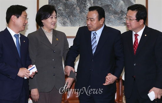 이완구 새누리당 원내대표와 박영선 새정치민주연합 원내대표가 29일 오전 서울 여의도 국회 운영위원장실에서 세월호 특별법 및 국회 정상화를 위한 회동을 마친 후, 취재진 앞에 선 이 원내대표가 박 원내대표의 손을 잡기 위해 끌어당기고 있다.