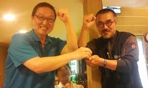 지휘자 임정현씨와 ㅆ아차 김정우 전 지부장이 하나 된 모습