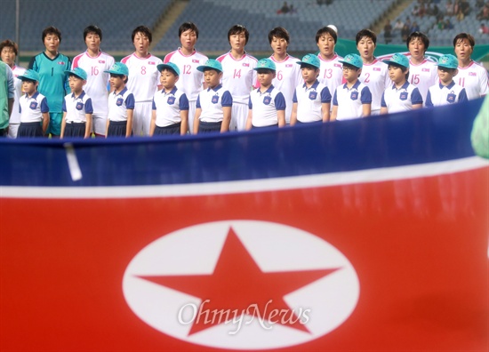 북한 여자축구 대표팀 선수들이 29일 오후 인천 문학월드컵경기장에서 열린 '2014 인천아시아경기대회' 여자축구 4강 한국과의 경기에 앞서 애국가를 부르고 있다.