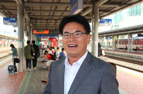 박석민 코레일 전남본부 영업처장. 그는 남도해양 관광열차가 머무는 역 가운데 가장 관광객들이 재미있게 돌아보는 역으로 ‘득량역’을 꼽았다. 추억여행으로 이끈다는 이유였다.