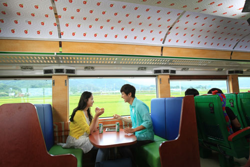 남도해양 관광열차 S트레인의 가족실 모습. 탁자를 가운데 두고 서로 마주보고 앉아 이야기 나누기 편하게 만들어져 있다.