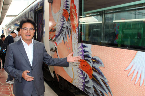 박석민 코레일 전남본부 영업처장이 남도해양 관광열차 S트레인을 가리키며 소개를 해주고 있다.