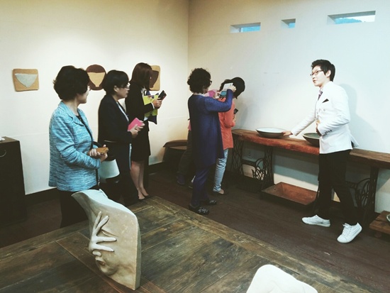 경남 고성 수로요·보천도예창조학교 실내외 전시장에서는 지난 23일부터 10월 31일까지 '2014 수로요 도예레지던스 전시회'를 열고 있다. 사진은 권현우 입주작가가 자신의 작품을 설명하고 있다.