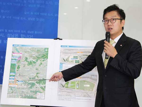 하수처리장 이전 부지를 설명하는 김남준 대변인