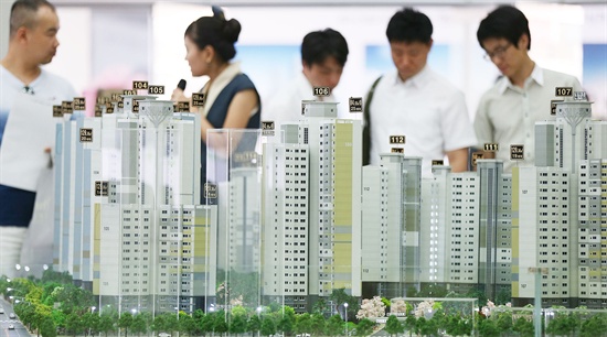 지난 2013년 8월 서울 용산구 갈월동 왕십리뉴타운 1구역 분양 모델하우스를 찾은 시민들이 견본주택을 보고 있다.