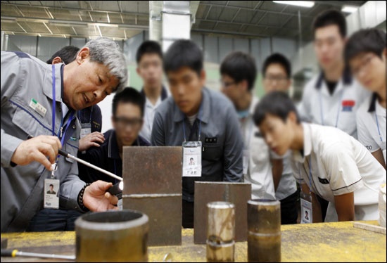 지난 2012년 8월 경남 창원의 마이스터고, 특성화고 학생들이 한 공장에서 실습 교육을 받고 있다(사진과 본 기사의 내용은 관련이 없습니다).