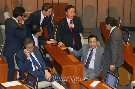 새누리당 김무성 대표와 이완구 원내대표 등 원내지도부가 30일 오후 국회 본회의장에서 세월호 특별법 협상과 관련해 논의하고 있다.