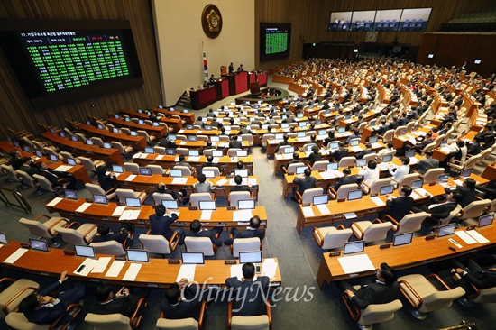 30일 오후 여야 세월호법 협상 극적타결 후 새정치민주연합 의원들이 등원해 국회 본회의가 열리고 있다.