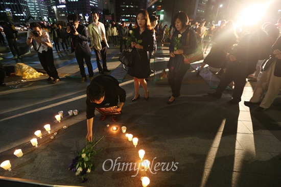 유가족과 시민들이 군폭력 희생자들을 추모하며 헌화하고 있다.