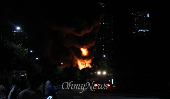 30일 밤 8시 55분경 대전 대덕구 목상동 한국타이어 대전공장 물류창고에서 큰 화재가 발생했다.