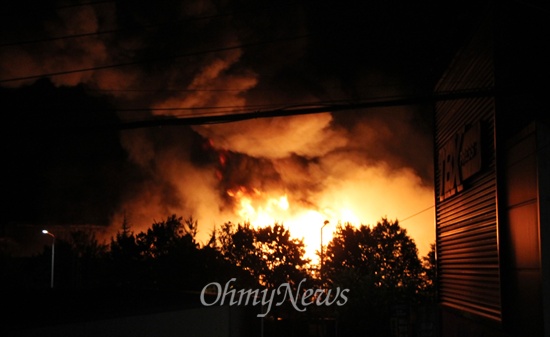사진 2014년 9월 30일 밤 8시 55분경 대전 대덕구 목상동 한국타이어 대전공장 물류창고에서 큰 화재가 발생한 모습.