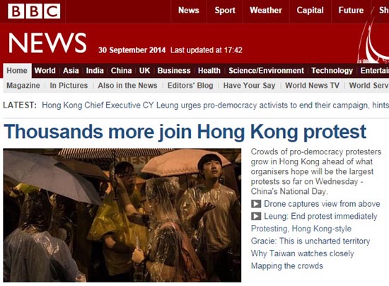 홍콩의 반중국 시위를 보도하는 CNN뉴스 갈무리. 시민들이 우산을 펴들고 있다. 