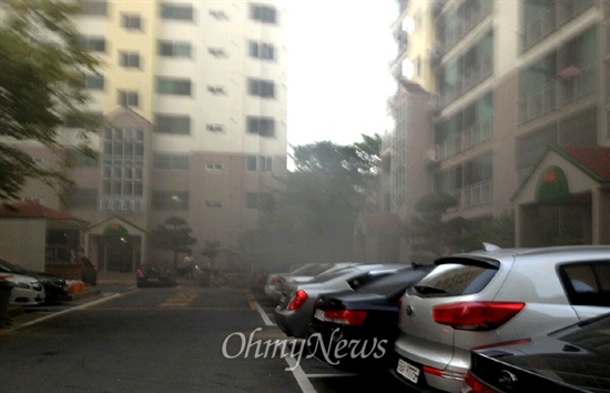 1일 새벽 경남 창원시 팔용동 벽산블루밍아파트 지하주차장에서 화재가 발생해 매연이 밖으로 나오고 있다.
