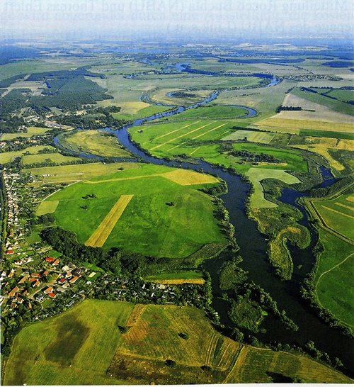   전형적인 굴곡형태를 띤 하펠 강 하류 저지대
(Quelle: BfN 2011: Hochwasserschutz- Wasserkrafrnutzung.Bonn. S. 202)