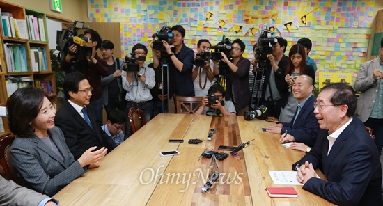 1일 오후 서울시장 집무실에서 박원순 시장과 새누리당 서울시당위원장인 나경원 의원이 회동하고 있다.