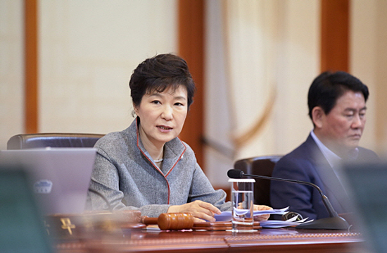 박근혜 대통령이 9월 30일 오전 청와대에서 열린 제43회 국무회의에 참석하고 있다.