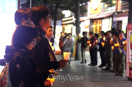 '세월호 진상규명과 대통령 책임촉구 경남대책위'는 1일 저녁 창원 정우상가 앞에서 "세월호 참사 추모 촛불문화제"를 열었다.